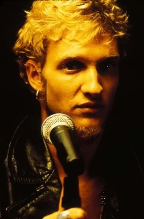 22.08.1967 — день рождения Лейна Стэйли. Голос Alice in Chains, живая легенда гранжа. Ушёл в 34 из-за передозировки, но его музыка осталась навсегда | Сетка — социальная сеть от hh.ru