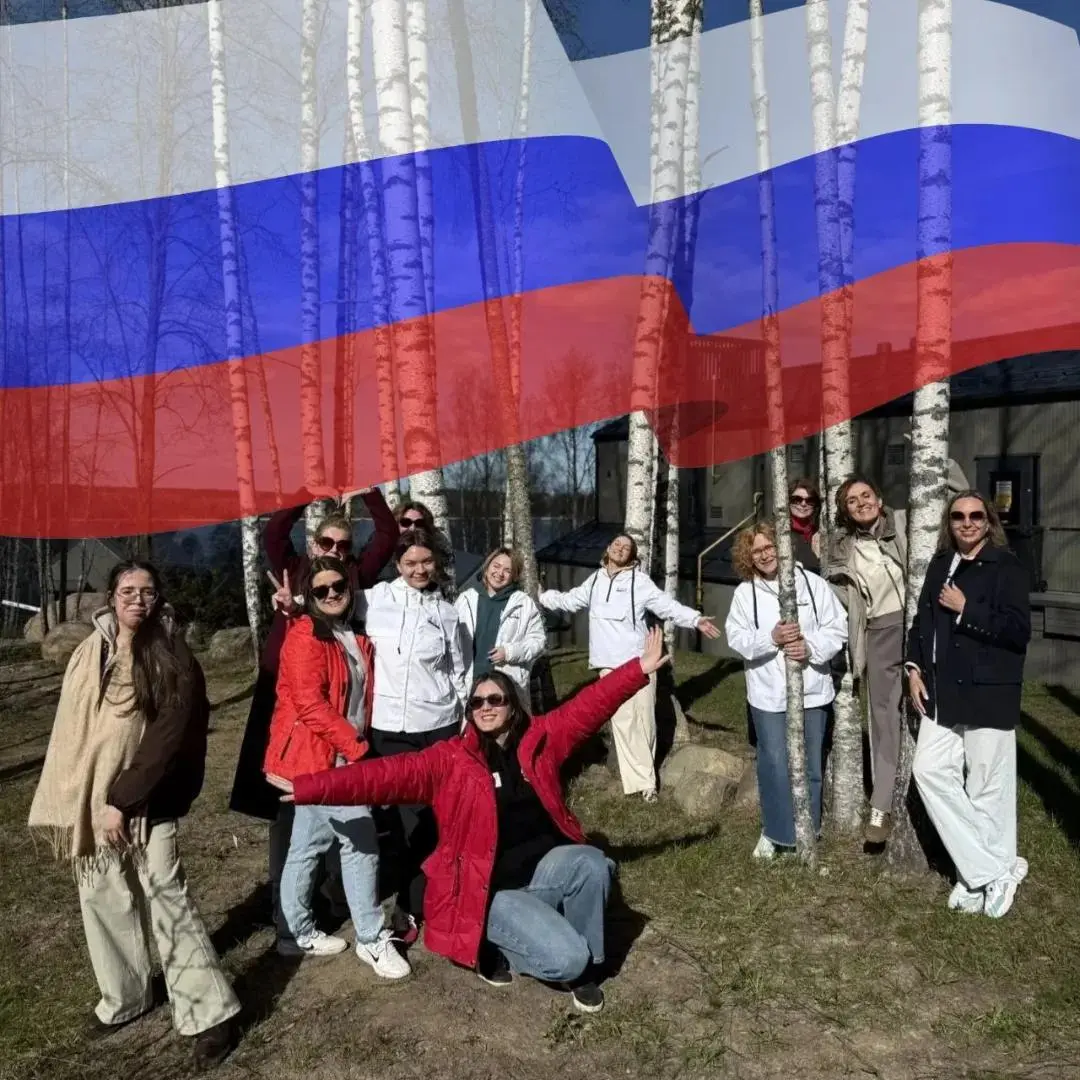 С Днём Государственного флага России!
А знаете ли вы, что Архангельск это родина российского триколора?
Именно отсюда в 1693 году император Пётр I отправился в плавание по Белому морю на яхте "Святой ... | Сетка — социальная сеть от hh.ru
