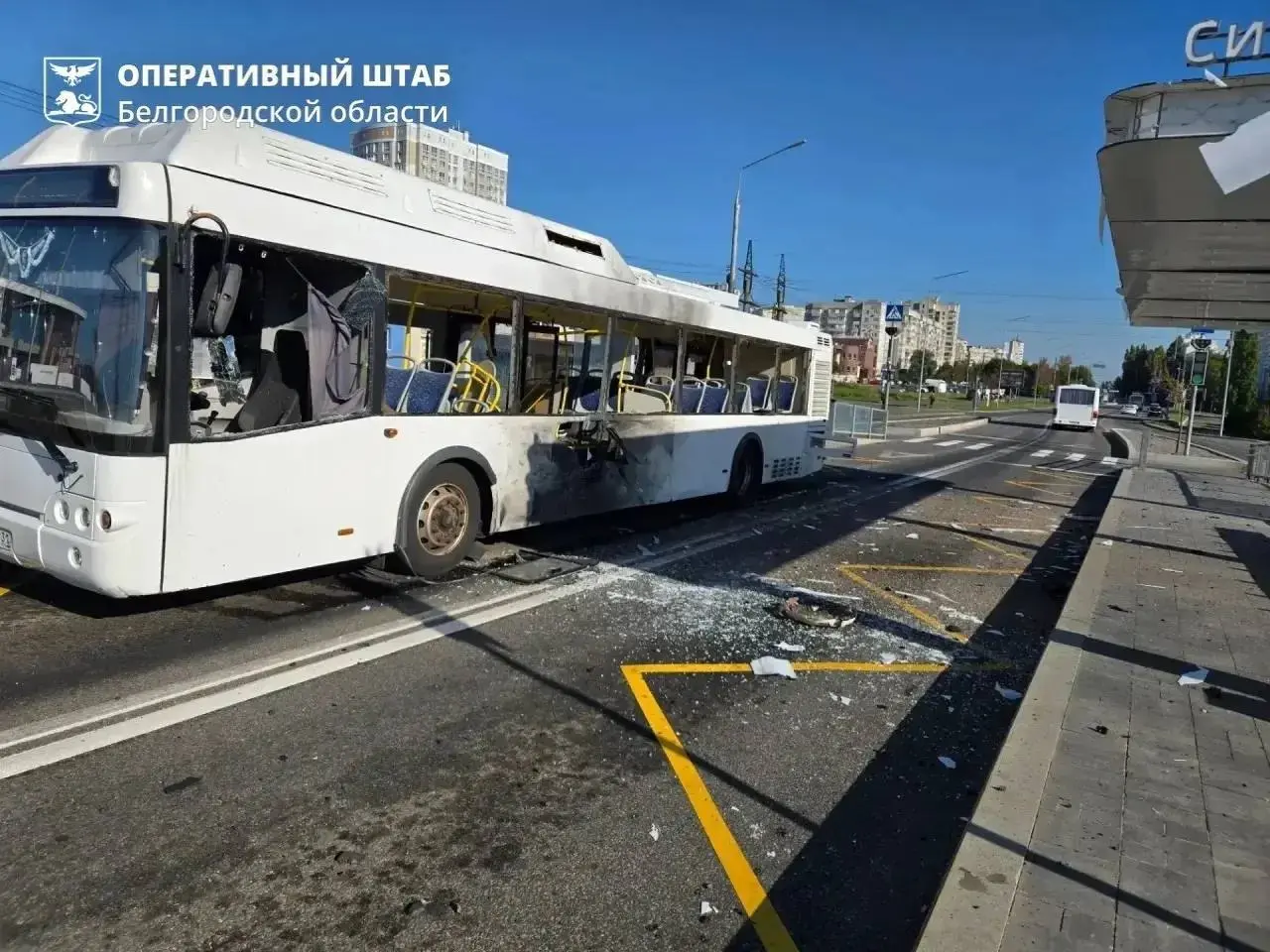 Украинский БПЛА атаковал пассажирский автобус в Белгородской области.
По предварительным данным, пострадали 3 человека. У одной женщины осколочные ранения глаз и лица | Сетка — социальная сеть от hh.ru