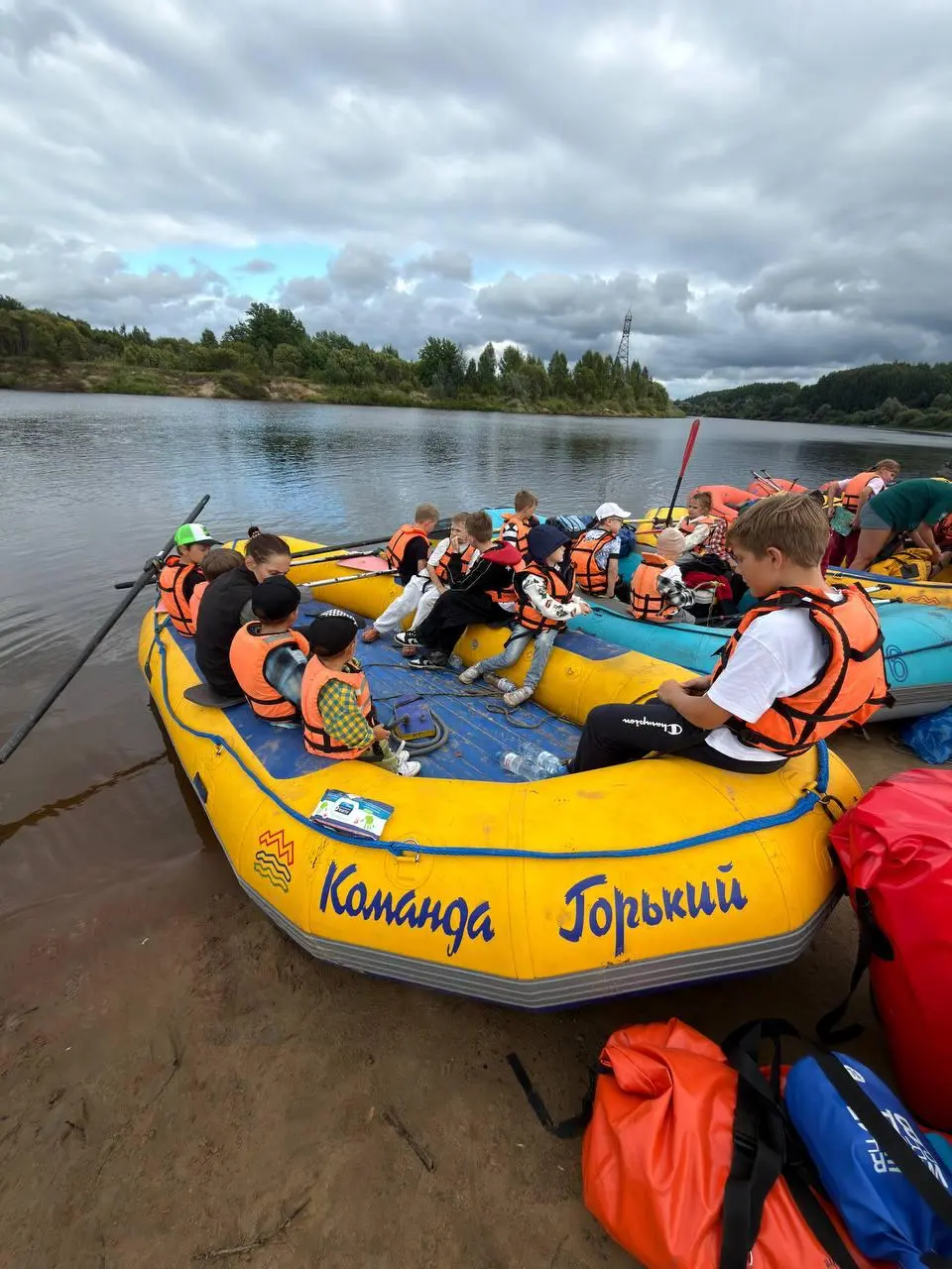 🛶 Уехал на сплав с сыновьями
Эти выходные решил провести на сплаве вместе с сыновьями. Отправились большой мужской компанией, 50+ человек - только отцы и дети | Сетка — социальная сеть от hh.ru