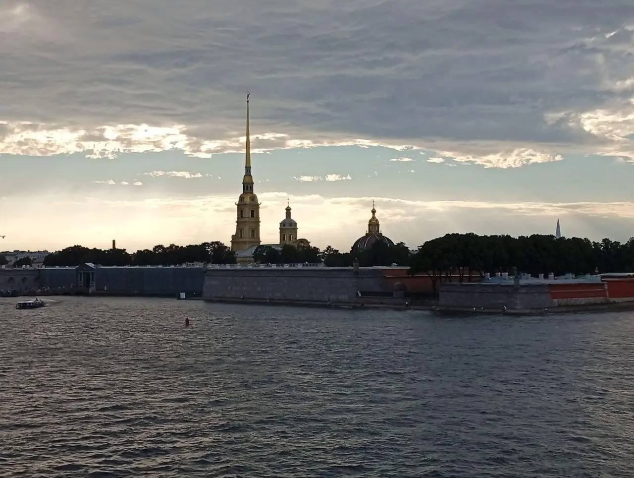 Чайная в Петропавловской крепости с пышками по рецепту 1954 года. Так написано, по меньшей мере. В меню есть чай из самовара — из электрического, к сожалению | Сетка — социальная сеть от hh.ru