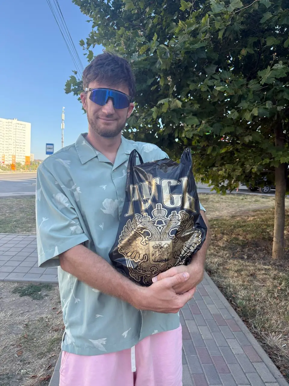 Отгадайте что в пакете
Подсказка: «за Русь сегодня обоссусь»🙃🥲 | Сетка — социальная сеть от hh.ru
