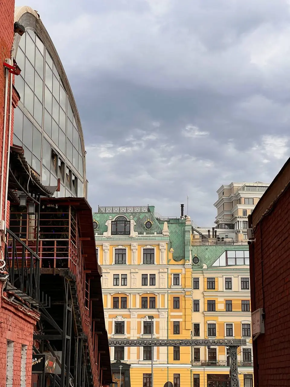 Вчера ходили на экскурсию на Красный Октябрь.
Было интересно узнать, как создавалась фабрика, как происходил ребрендинг с немецкого нейминга на русский, что уже тогда маркетинг всё умел и понимал | Сетка — социальная сеть от hh.ru