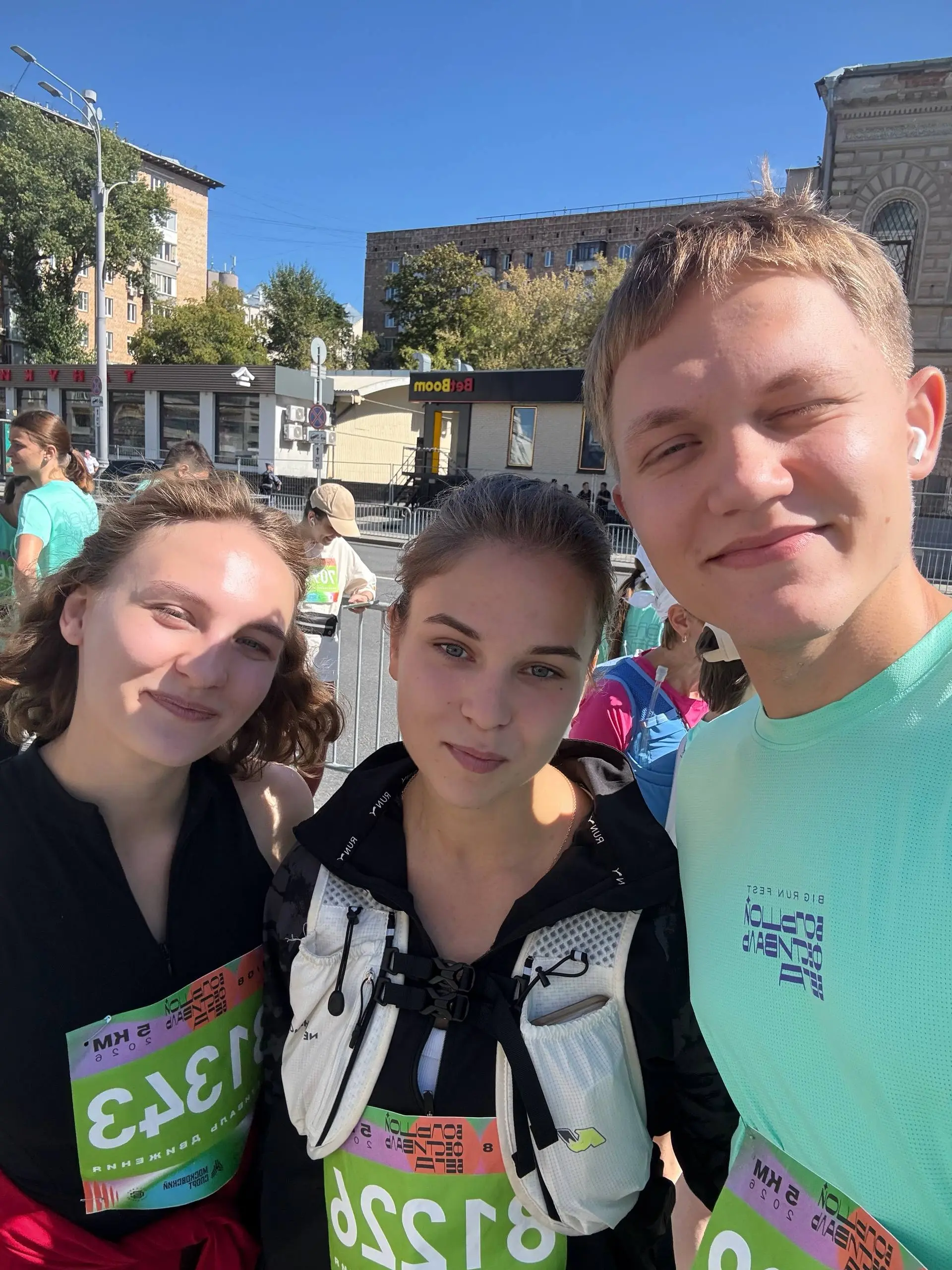 5 км по Садовому кольцу - done ✅
Сегодня были на фестивале бега! Впечатлил масштаб мероприятия и всеобщий спортивный дух🏃
Бежать было нелегко, но потрясающие виды на летнюю Москву подбадривали на всей... | Сетка — социальная сеть от hh.ru