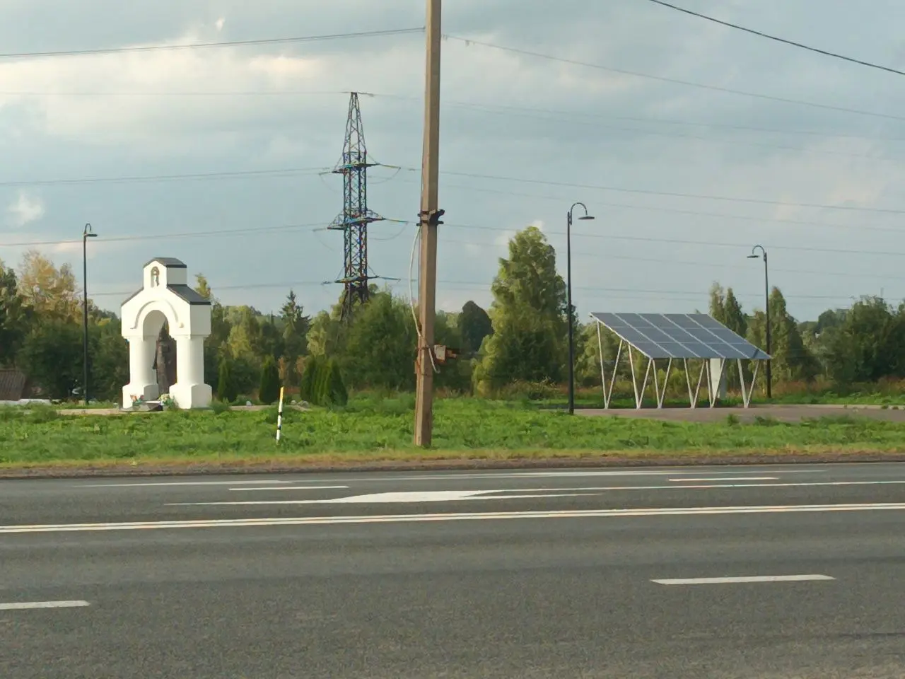 Интересная технология, солнечные батареи похоже для подпитки фонарей, которые стоят вдоль этой белой арки. | Сетка — социальная сеть от hh.ru
