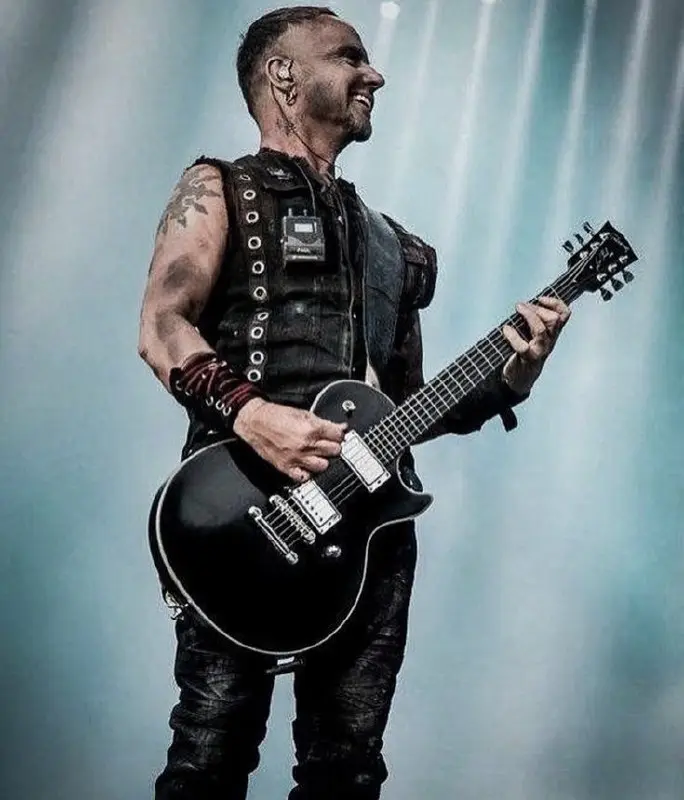 Gibson Paul Landers Les Paul — это подписная модель легендарного гитариста Rammstein. Корпус из красного дерева даёт плотный, бархатистый и насыщенный звук, который идеально ложится в тяжёлую музыку | Сетка — социальная сеть от hh.ru
