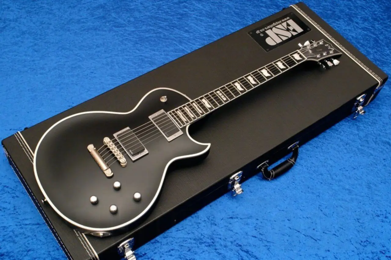 Gibson Paul Landers Les Paul — это подписная модель легендарного гитариста Rammstein. Корпус из красного дерева даёт плотный, бархатистый и насыщенный звук, который идеально ложится в тяжёлую музыку | Сетка — социальная сеть от hh.ru