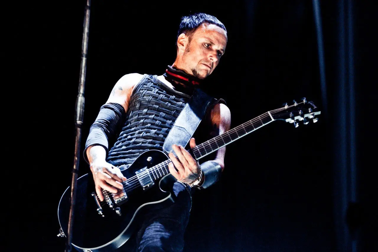 Gibson Paul Landers Les Paul — это подписная модель легендарного гитариста Rammstein. Корпус из красного дерева даёт плотный, бархатистый и насыщенный звук, который идеально ложится в тяжёлую музыку | Сетка — социальная сеть от hh.ru