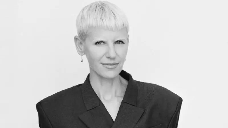 Эрин Маги стала директором по дизайну Skims, а Ким Шрауб — директором по развитию бренда. Обе должности новые; их ввели специально для Маги и Шрауб, пишет WWD | Сетка — социальная сеть от hh.ru
