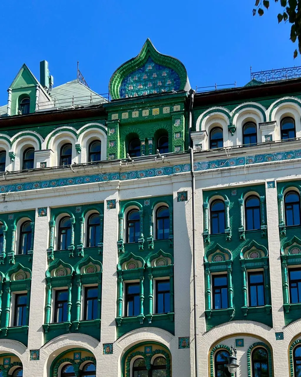 День рождения был 2 недели назад, а подарки продолжаются
За 2 дня я прошла ~50тыс шагов (если не больше) и если в субботу это была территория парк-отеля, то вчера мы гуляли по центру Москвы
Началось в... | Сетка — социальная сеть от hh.ru