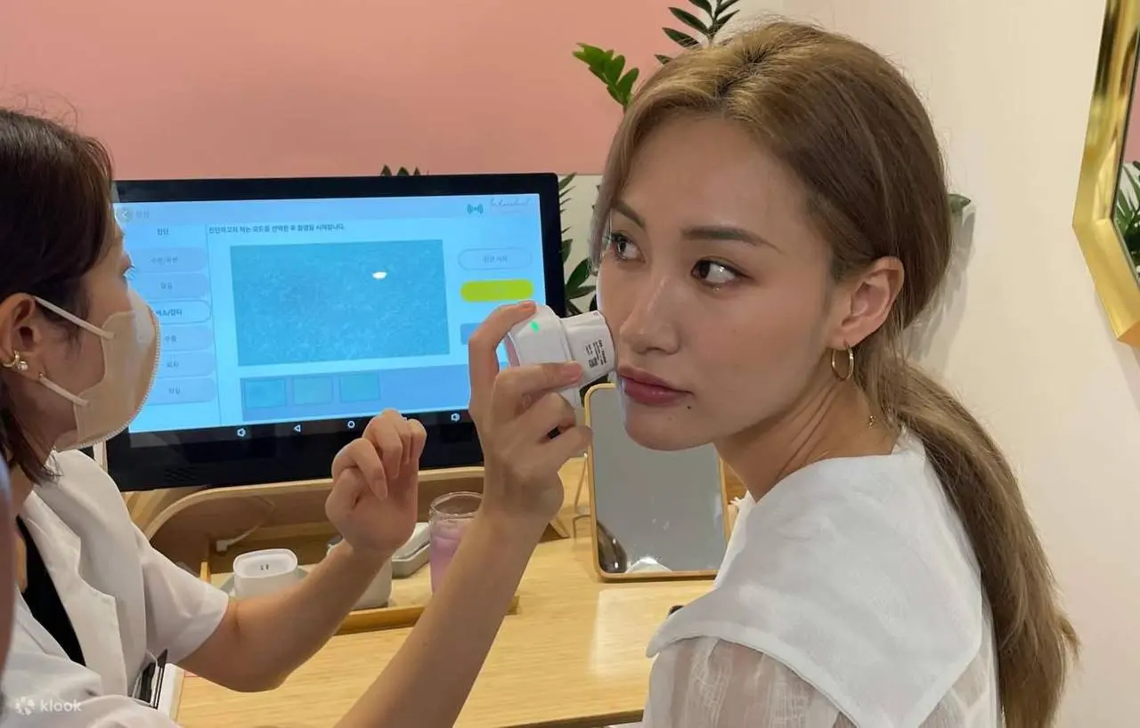 BEAUTY × BUSINESS
Корейский biotech-бренд Curecode привез в Нью-Йорк необычный формат beauty-ритейла — в пространстве Seoul to Soho покупатель проходит четыре шага: диагностика кожи → консультация → т... | Сетка — социальная сеть от hh.ru