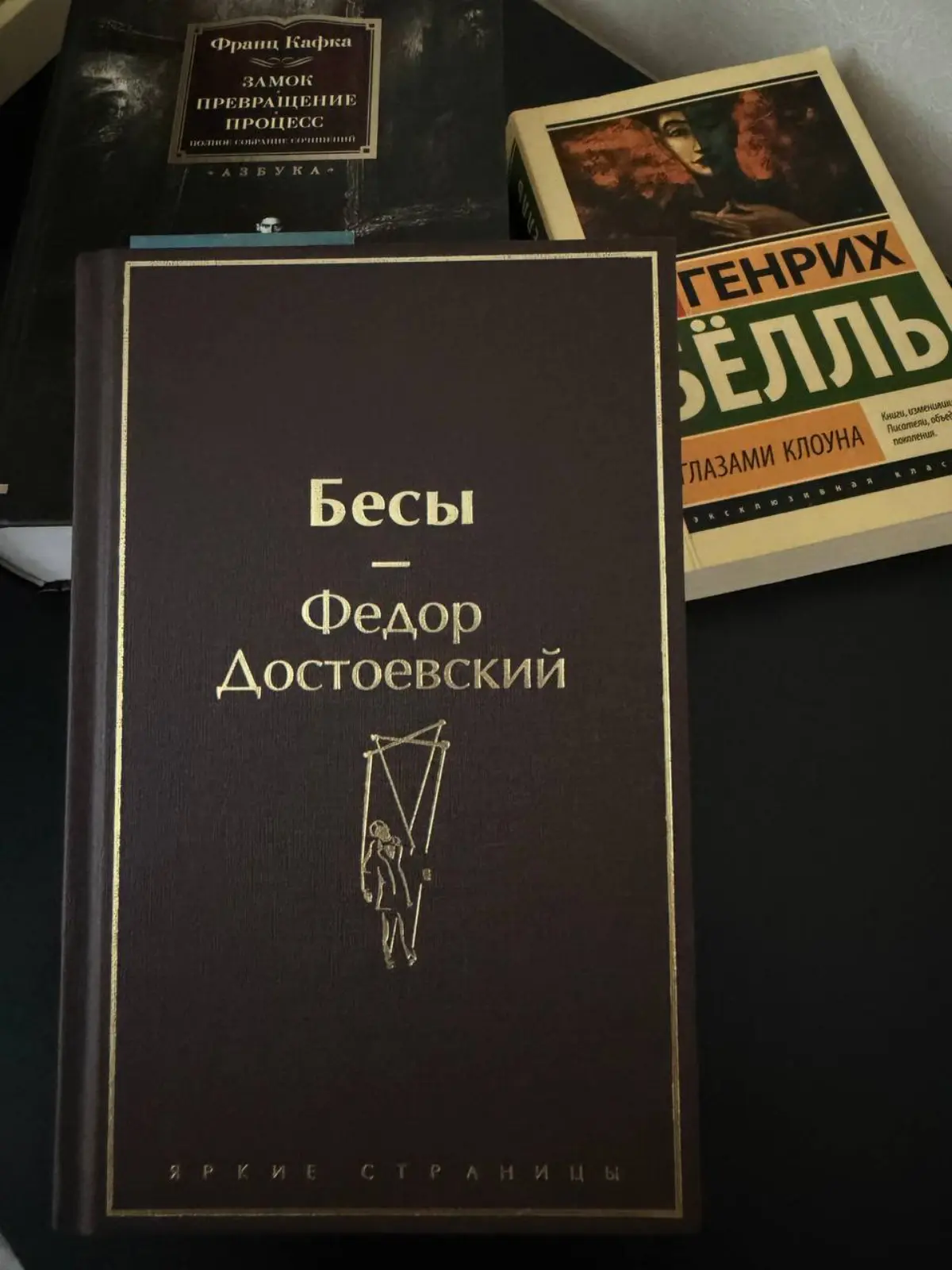 допинг для мозга)
Чтение романов помогает лучше понимать людей (отличное, кстати, оправдание купить ещё одну книгу, когда-то я перейду на электронные книги, примерно в следующей жизни) | Сетка — социальная сеть от hh.ru