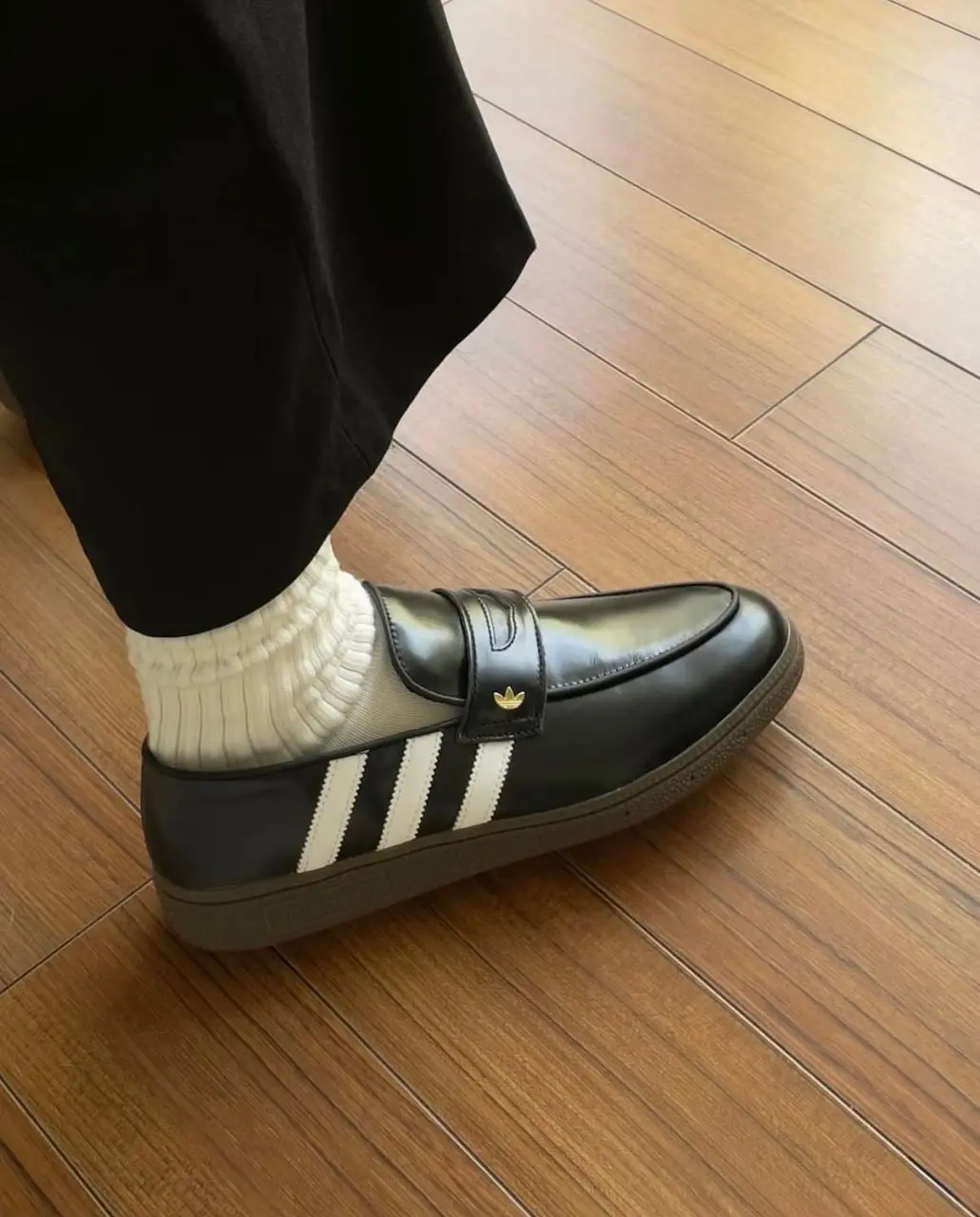 Adidas выкатили чёрные мокасины. Обувь сделана из кожи, вместо шнуровки — ремешок, а сбоку золотой трилистник и классические три полоски. Официальная цена — 130 долларов или 10 тысяч рублей | Сетка — социальная сеть от hh.ru