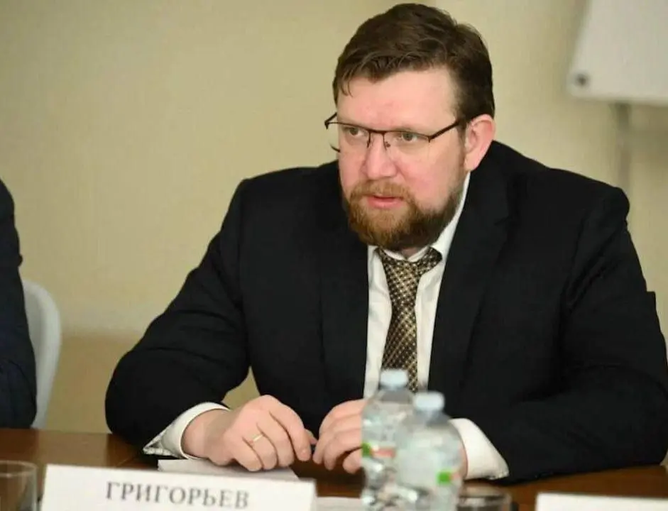 Главу центра "ТулаДрон", на запуск которого выделили больше 1 млрд рублей, арестовали по делу об особо крупном мошенничестве.
Китайские комплектующие - секрет стартапа. 😁
@axozerr | Сетка — социальная сеть от hh.ru