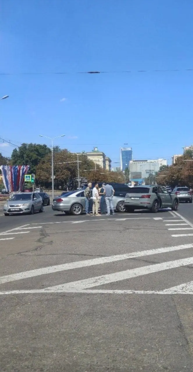 ДТП на улице Артёма, возле кинотеатра Шевченко | Сетка — социальная сеть от hh.ru