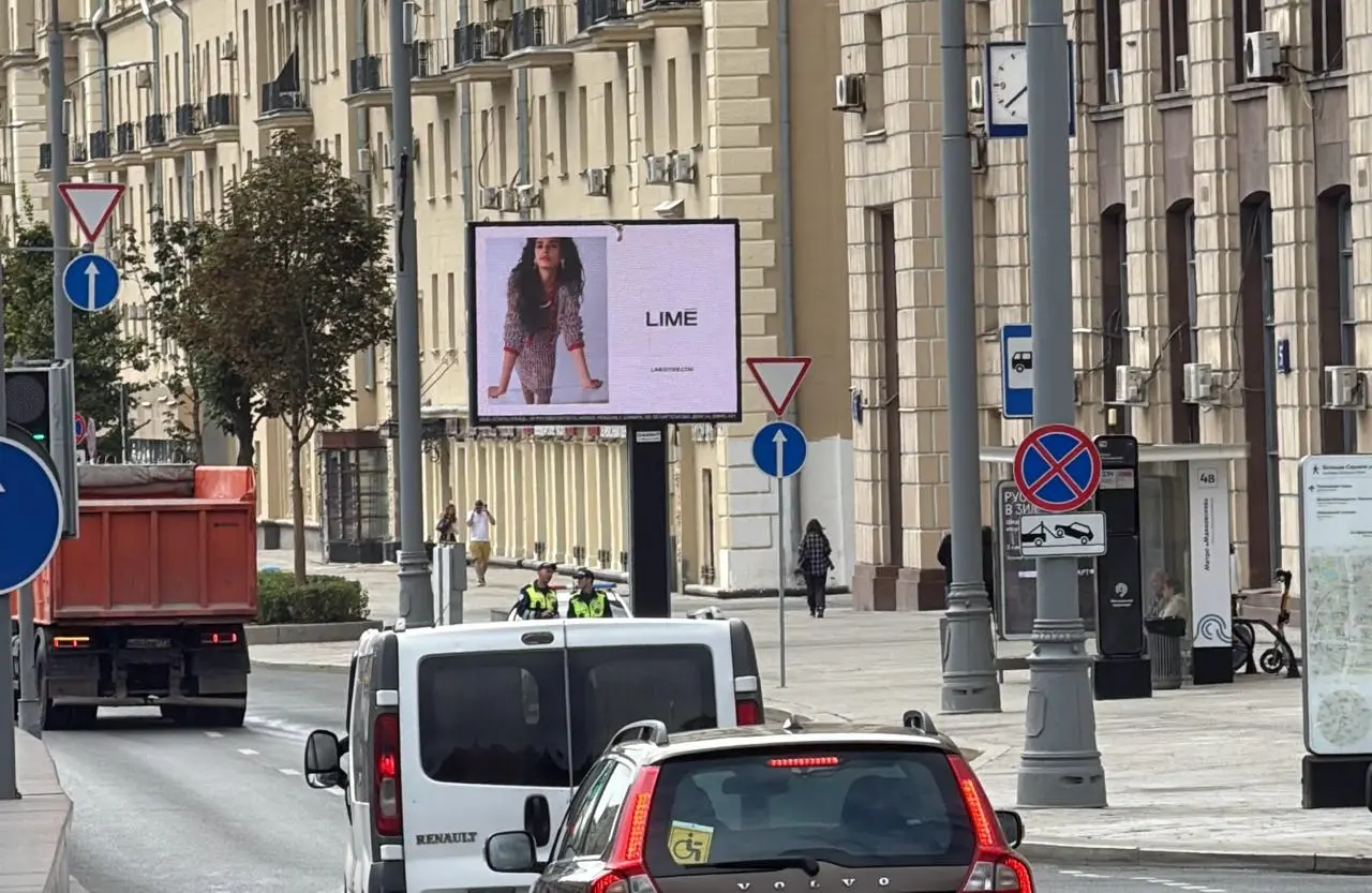 LIMÉ представил сезонную капсулу в наружной рекламе
Бренд использует лаконичную коммуникацию, в которой основное внимание отдано образу и названию марки | Сетка — социальная сеть от hh.ru