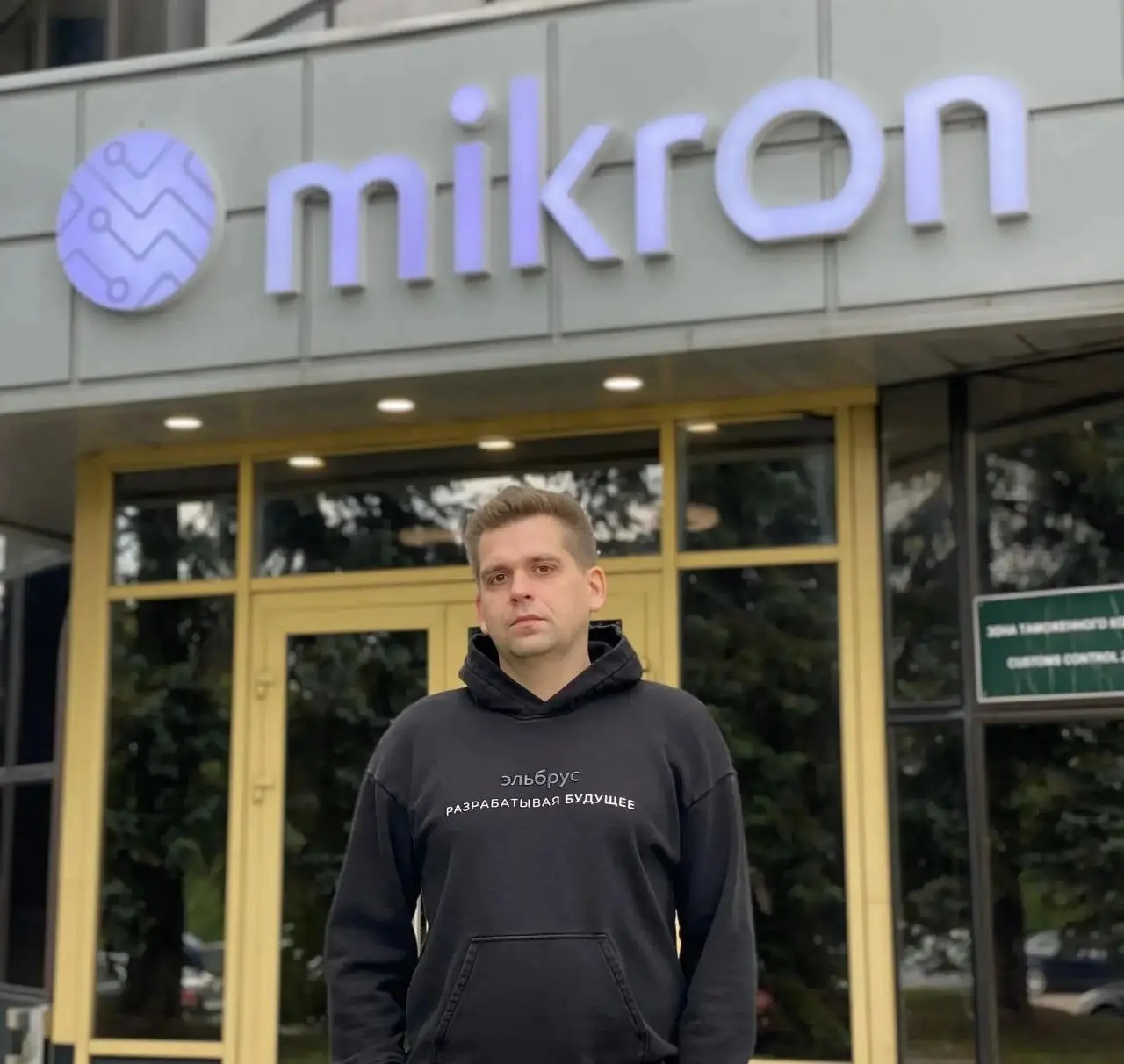1/2
Но Минпромторг не прогнулся, а обязал всех переходить на российские печатные платы и сразу же мы увидели планы по строительству заводов со стороны: «Росатом», GS Group и «Аквариуса», ICL, YADRO, И... | Сетка — социальная сеть от hh.ru