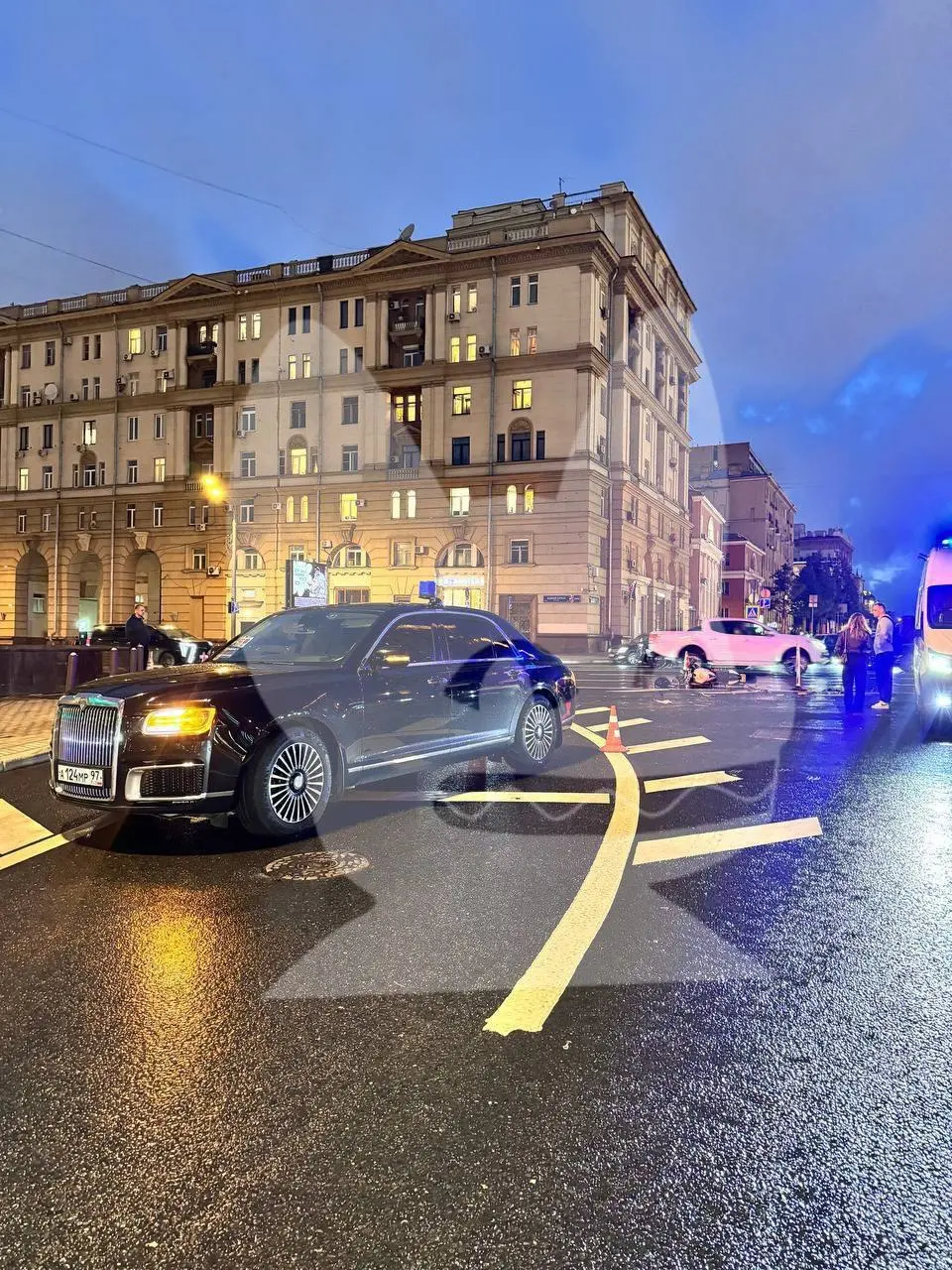 Автомобиль главы ЛДПР Слуцкого столкнулся с мотоциклом в Москве. В результате ДТП погибла девушка — пишет «Осторожно, Media».
Виновник аварии неизвестен | Сетка — социальная сеть от hh.ru