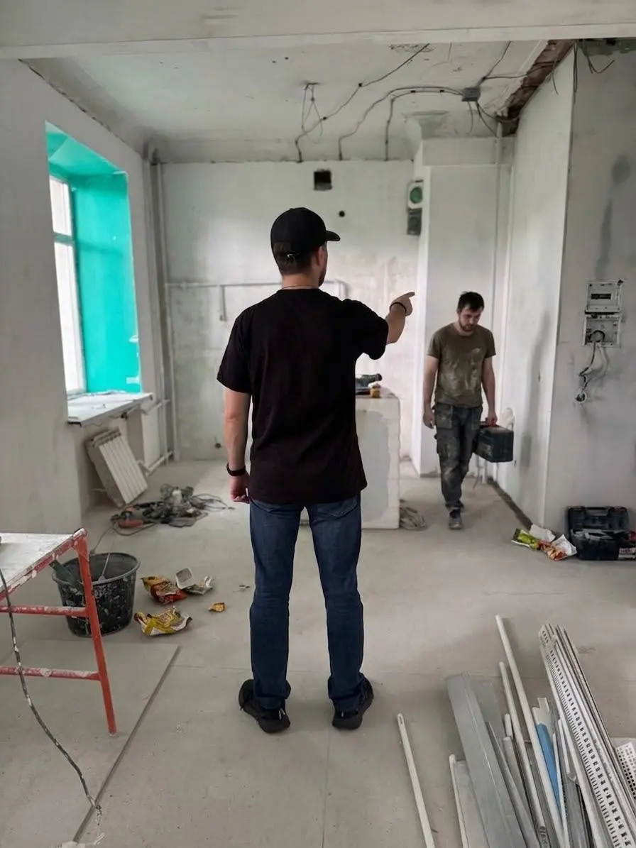 Демонтаж 100 м² - 130 000 ₽. Я взял двух студентов и сделал за 15 000. Дальше подрядчик очень удивился.
Меня часто спрашивают, зачем я лично лезу в стройку, аренду и цифры | Сетка — социальная сеть от hh.ru
