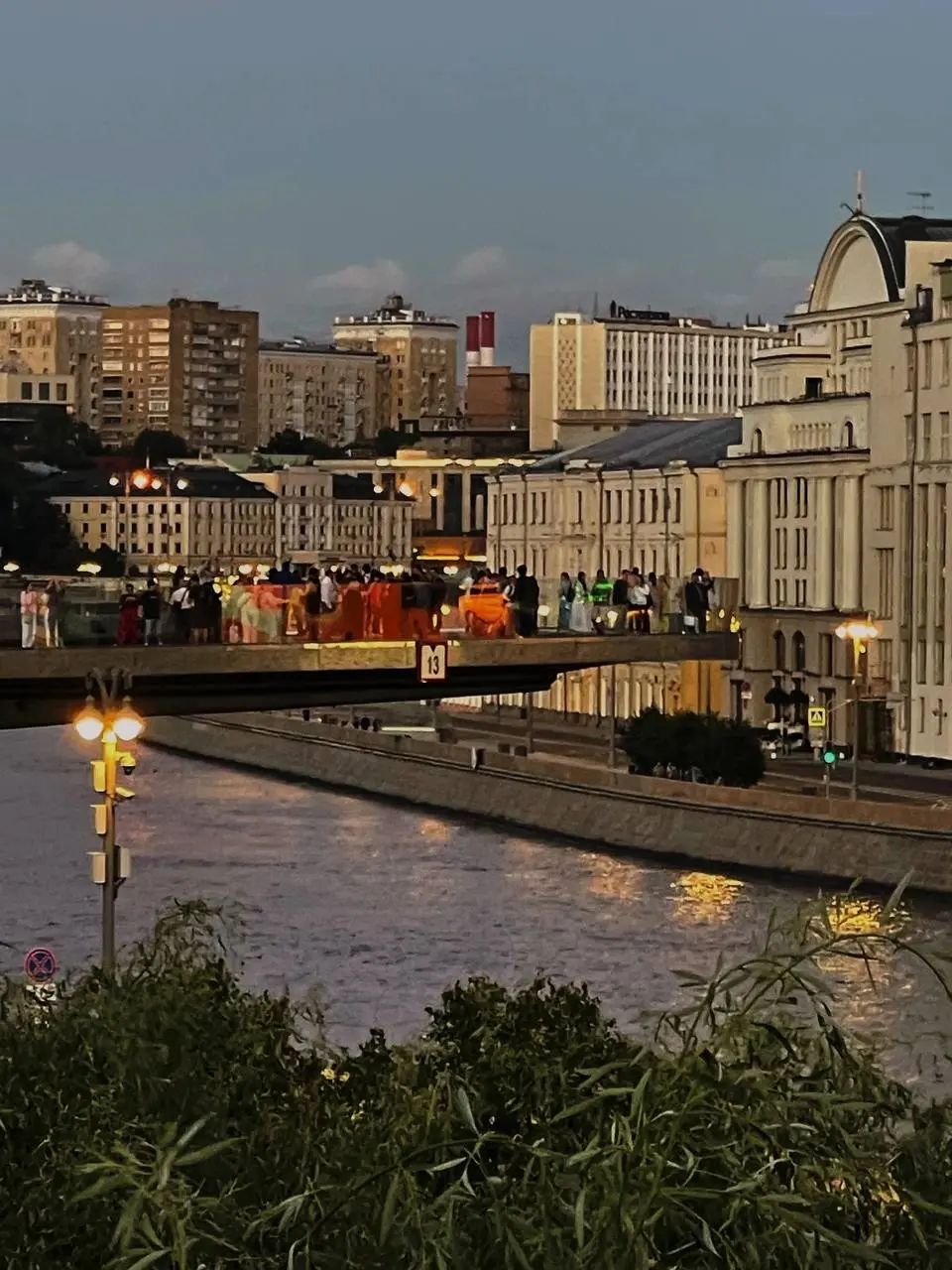 5 видовых локаций вечерней Москвы, со свободным входом, о которых туристы не знают! Ловите адреса и описание видов:
Смотровая площадка у РАН Адрес: Ленинский проспект, 32А, стр. 1 | Сетка — социальная сеть от hh.ru