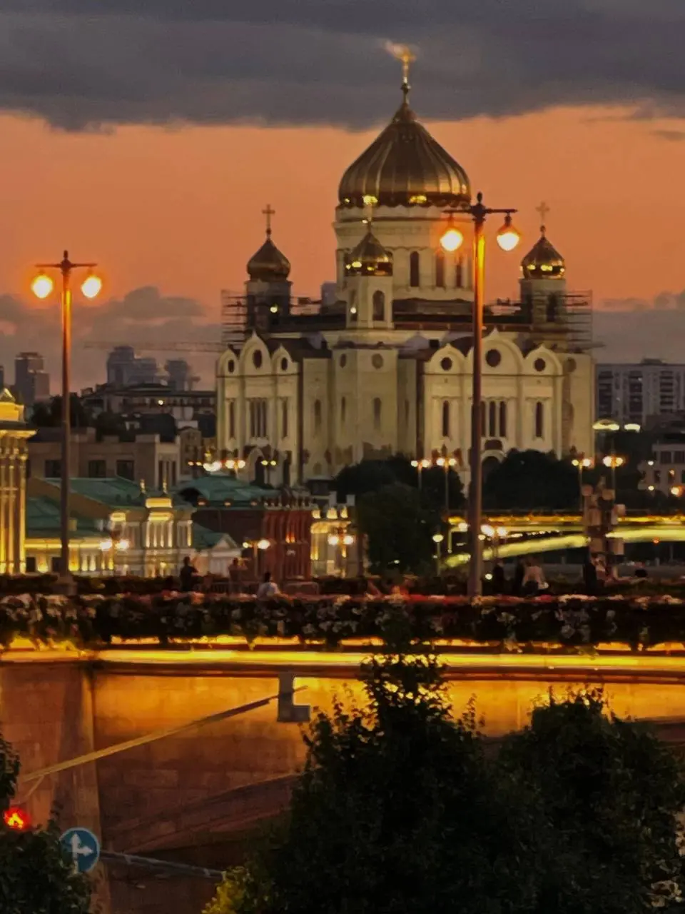 5 видовых локаций вечерней Москвы, со свободным входом, о которых туристы не знают! Ловите адреса и описание видов:
Смотровая площадка у РАН Адрес: Ленинский проспект, 32А, стр. 1 | Сетка — социальная сеть от hh.ru