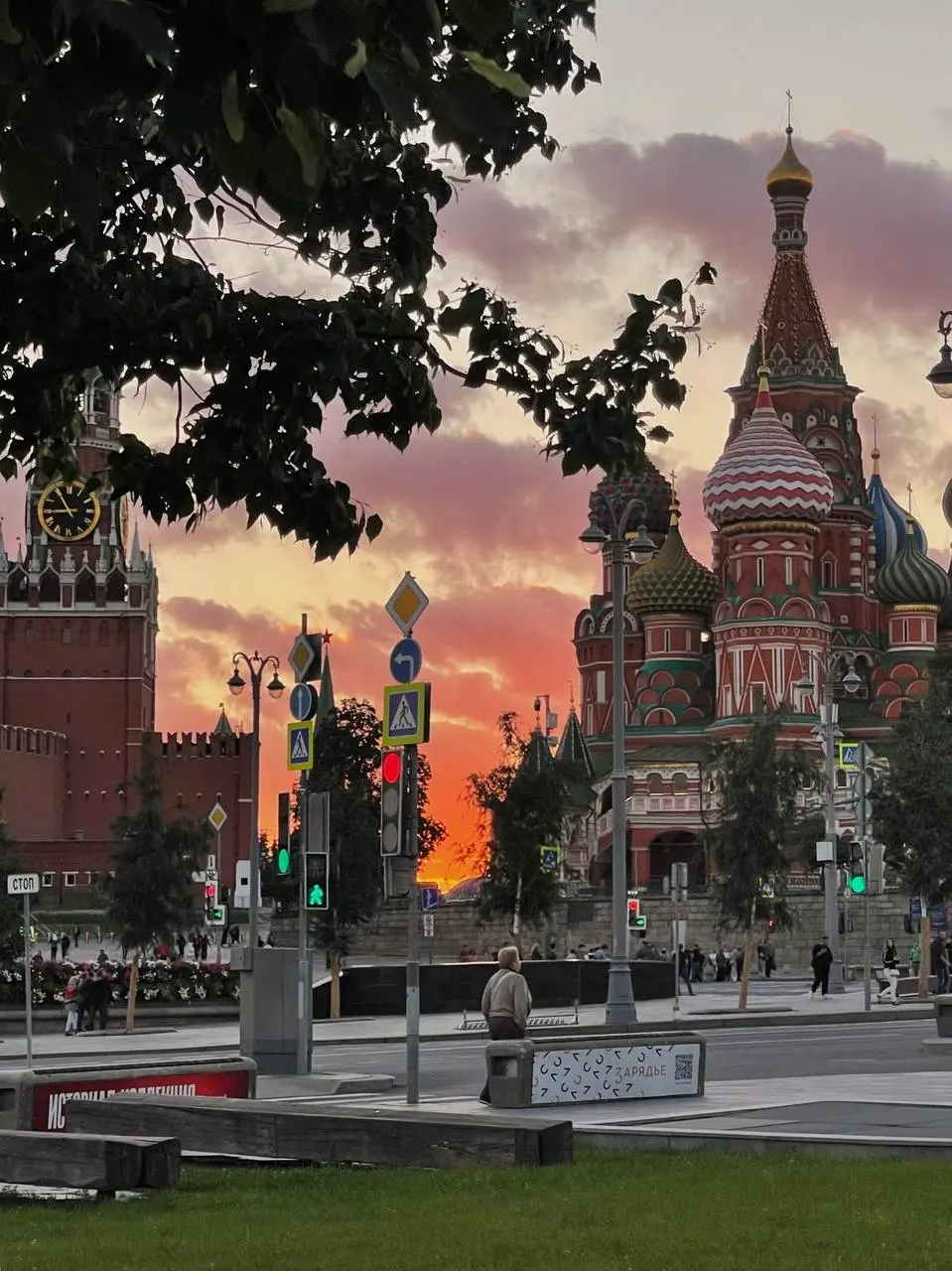 5 видовых локаций вечерней Москвы, со свободным входом, о которых туристы не знают! Ловите адреса и описание видов:
Смотровая площадка у РАН Адрес: Ленинский проспект, 32А, стр. 1 | Сетка — социальная сеть от hh.ru