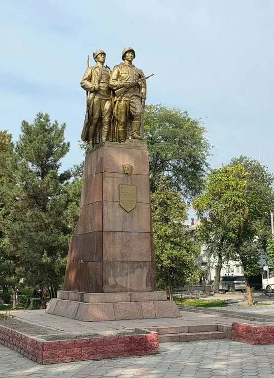 🇰🇬🌏 Памятных мест о Великой Победе в Кыргызстане стало на одно меньше
🇰🇬 В Бишкеке больше нет бульвара Молодой Гвардии | Сетка — социальная сеть от hh.ru