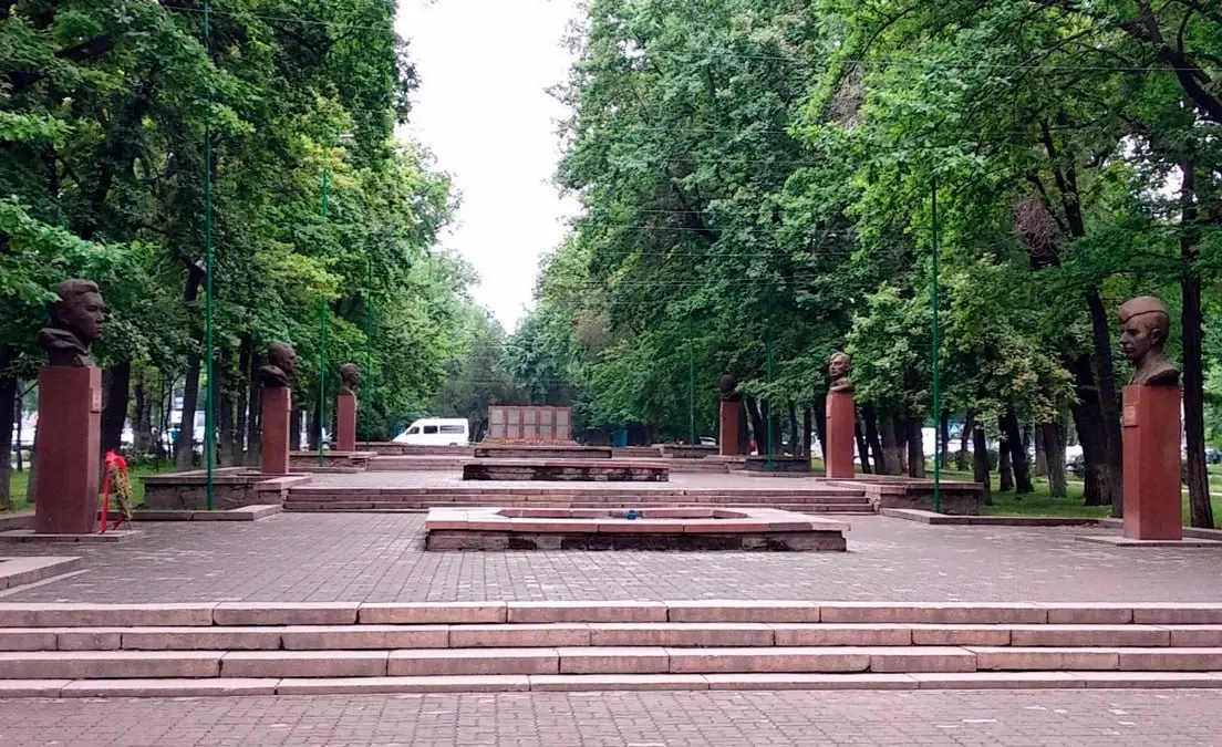 🇰🇬🌏 Памятных мест о Великой Победе в Кыргызстане стало на одно меньше
🇰🇬 В Бишкеке больше нет бульвара Молодой Гвардии | Сетка — социальная сеть от hh.ru