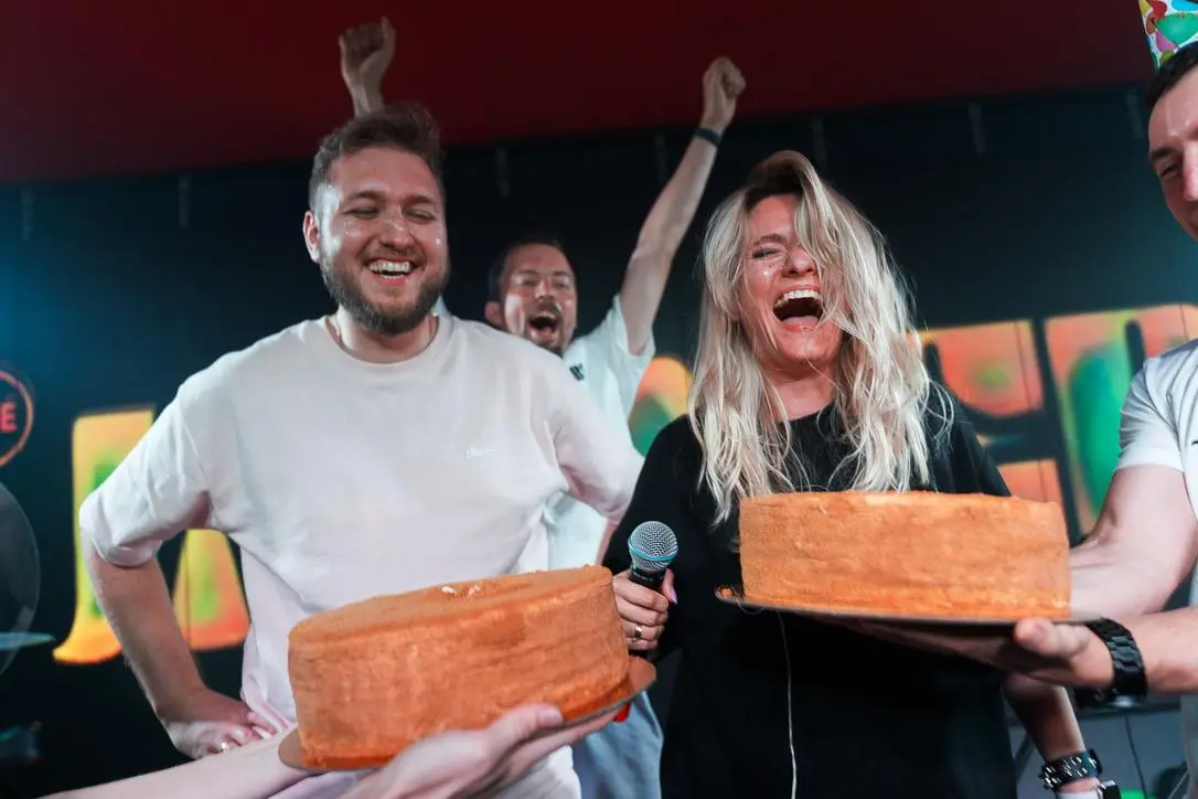 Мне сегодня 35 🎉
Каждый год в этот день меня спрашивают: «Вань, что тебе подарить?»
И каждый год я не знаю, что ответить ¯(ツ)/¯
Потому что у меня правда всё есть:
Любимая Наташа, кот Джефф, семья, кам... | Сетка — социальная сеть от hh.ru