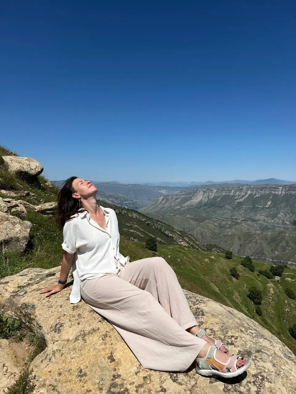 Спускаюсь с гор в реальность. Последний день, смешанные чувства 🏔️
Горы - моя любовь с первого взгляда 🥰
Только в горах становится кристально ясно, кто ты есть без социальных масок | Сетка — социальная сеть от hh.ru