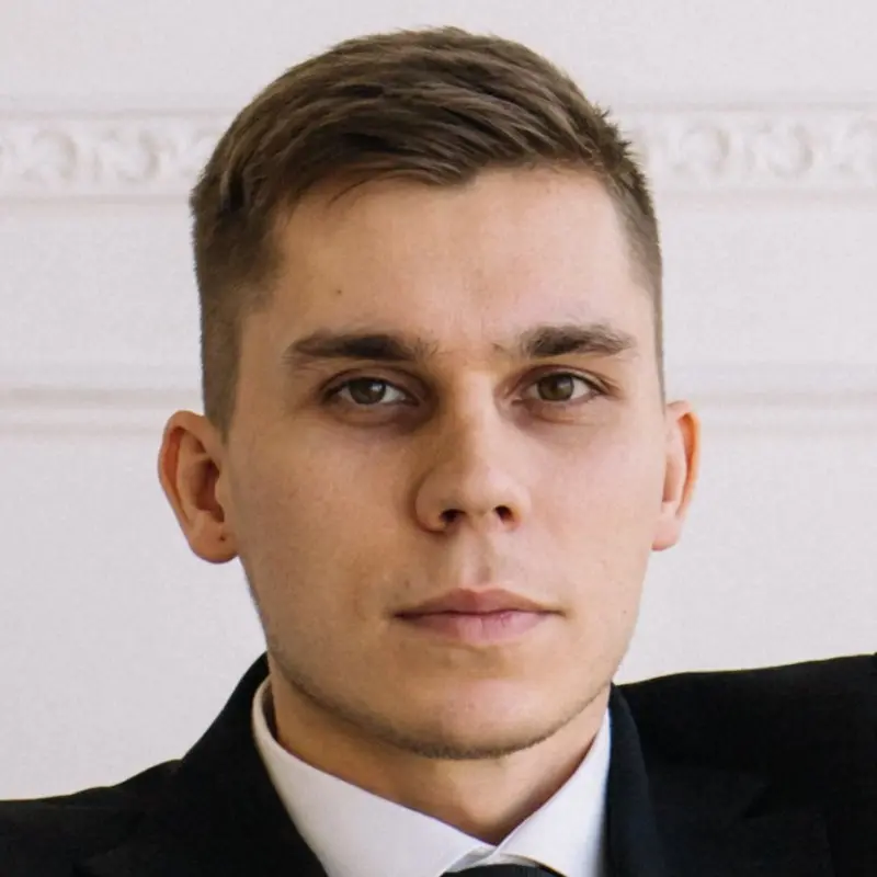 Максим Непомнящих