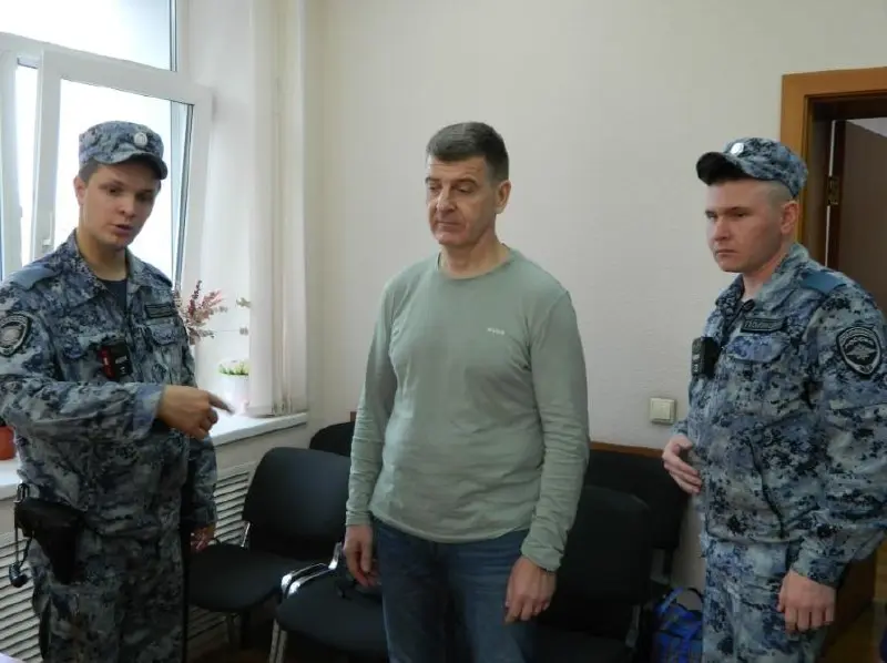 Фигурант дела о взятке стал начальником отдела дорожной службы ДНР, а через месяц его задержала ФСБ
Как сообщается, 24 августа в Перми осудили Максима Самылова – к моменту задержания он работал началь... | Сетка — социальная сеть от hh.ru