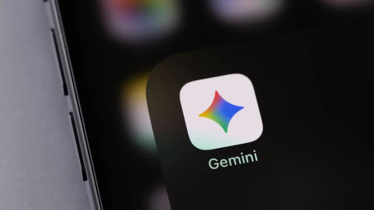 🗣 Google исправил раздражающий баг ИИ: Gemini Live научился понимать прерывания
Google анонсировал масштабное обновление голосового режима Gemini Live, переведя его на новую модель Gemini 3.5 Live | Сетка — социальная сеть от hh.ru