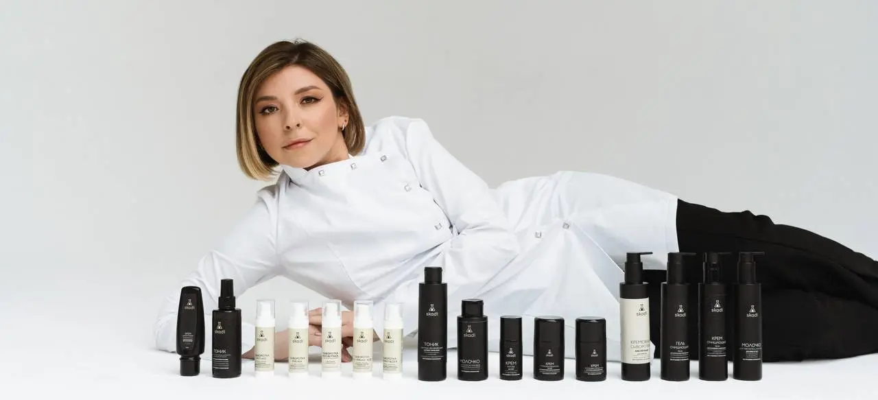 PEOPLE
Автор известного блога о косметике Criticcosmetic, а в прошлом бьюти-журналистка Татьяна Жукова однажды решила, что писать разборы чужих средств недостаточно, и получила диплом косметолога в РХ... | Сетка — социальная сеть от hh.ru