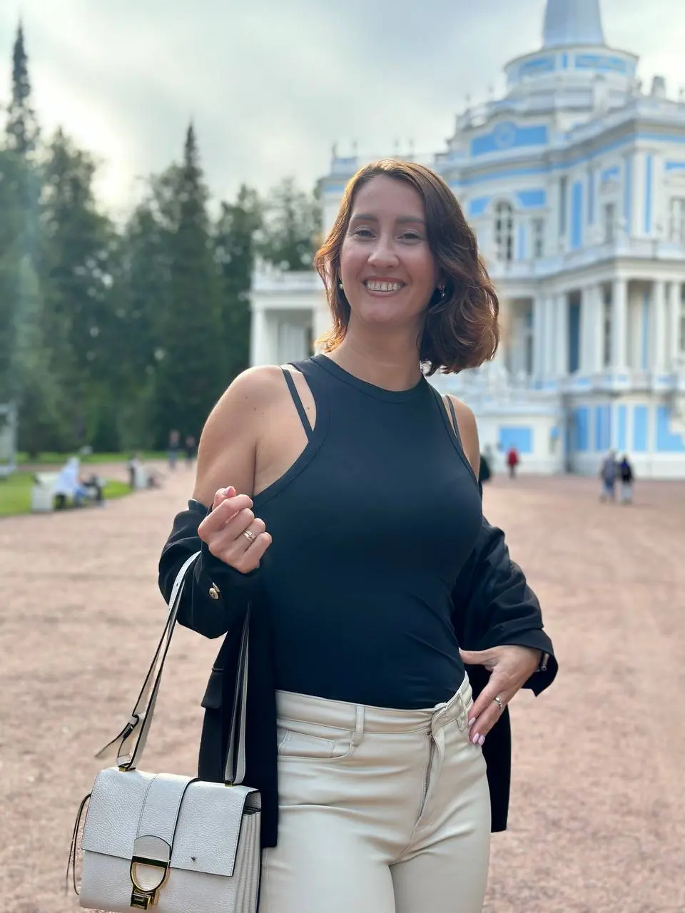 🌿 Ораниенбаум: где история шепчет среди аллей 🌿
Если хочется сбежать из шумного города и оказаться там, где время будто замедляется, отправляйтесь в Ораниенбаум — уникальный дворцово-парковый ансамбль... | Сетка — социальная сеть от hh.ru