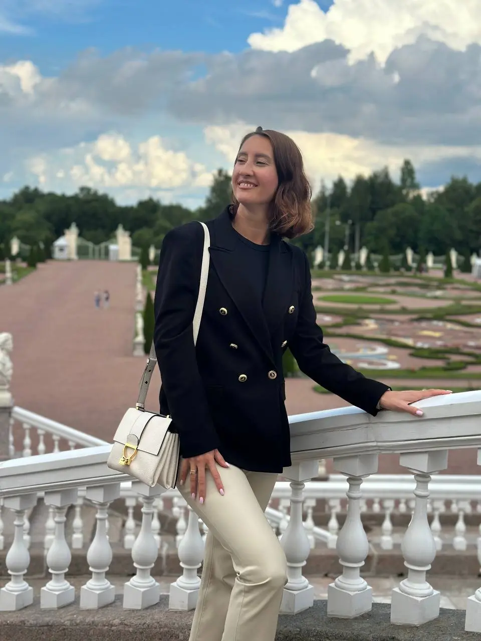 🌿 Ораниенбаум: где история шепчет среди аллей 🌿
Если хочется сбежать из шумного города и оказаться там, где время будто замедляется, отправляйтесь в Ораниенбаум — уникальный дворцово-парковый ансамбль... | Сетка — социальная сеть от hh.ru