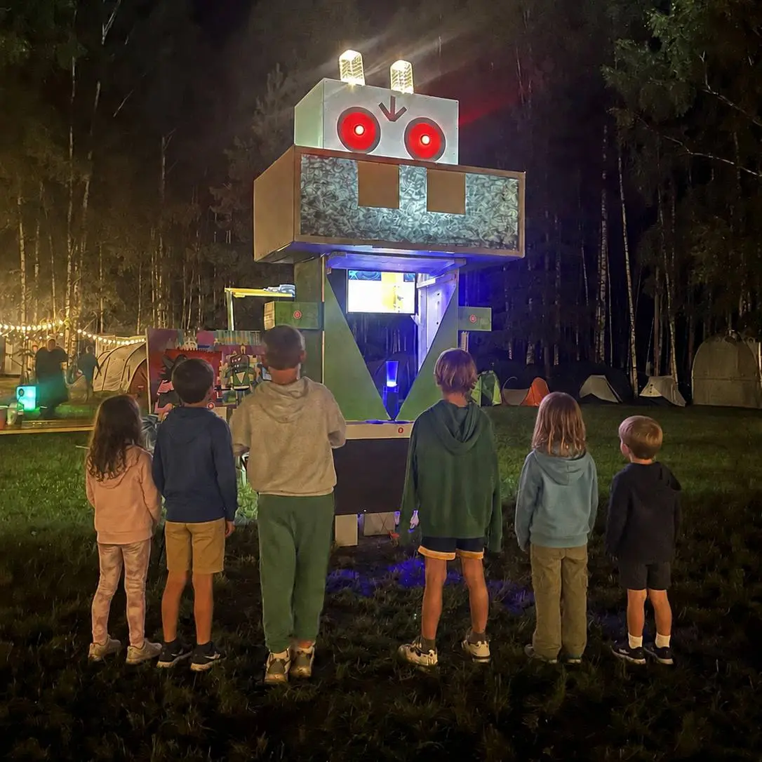 🤖 Всё шло по плану, пока не пришли дети!
Самое время рассказать про наш небольшой маркетинговый факап.
Каждый год на IT-фестивале Табтабус есть улица баров | Сетка — социальная сеть от hh.ru