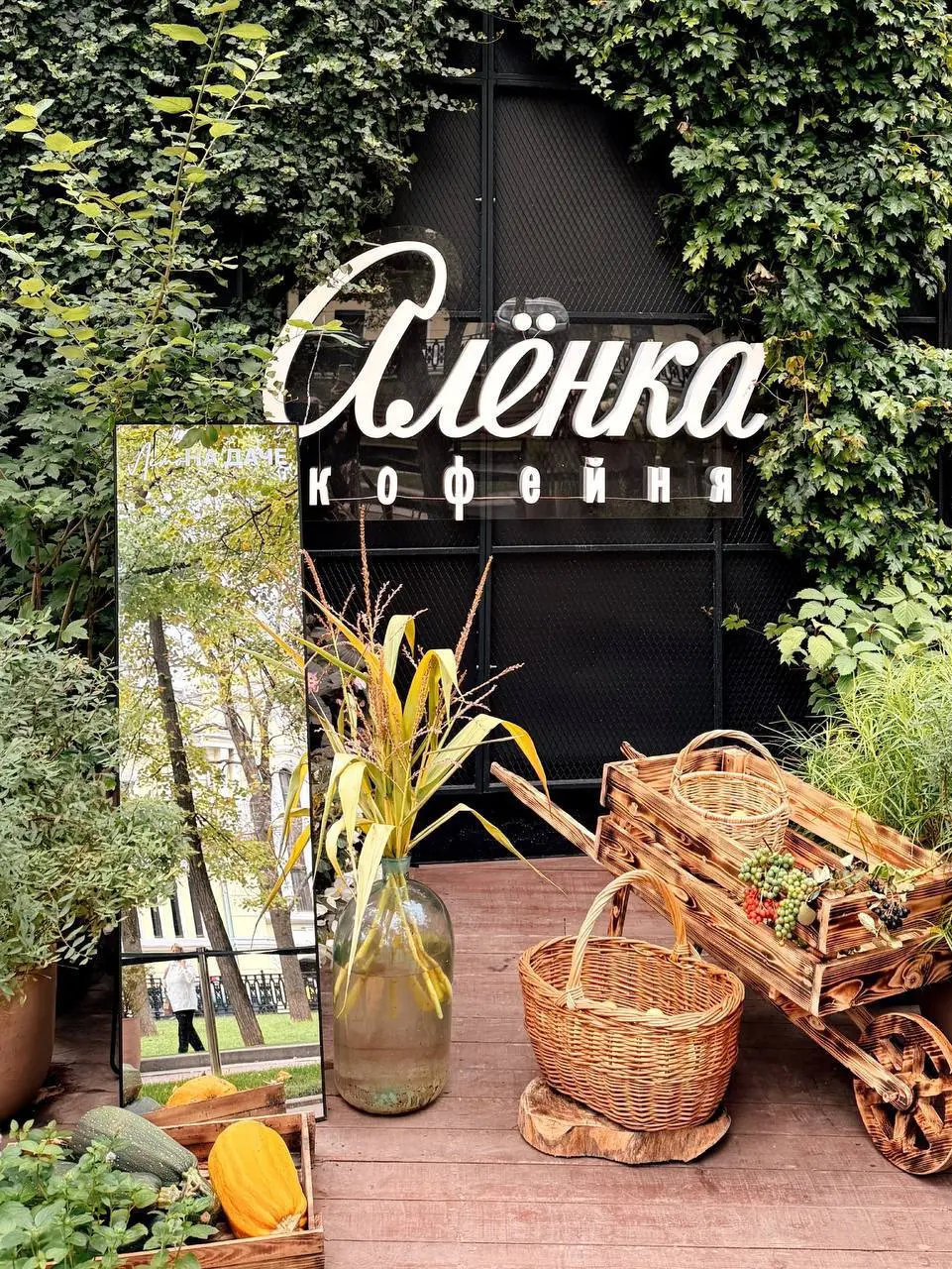Разбираем кейс: Pop-up store бренда «Алёнка»
На Тверском бульваре открылся pop-up store «Алёнки». Поставили на работу с воспоминаниями: вкус детства + последние дни лета | Сетка — социальная сеть от hh.ru