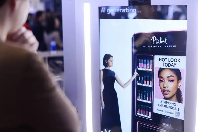 FUTURE
В этом году L'Oréal удивил новым подручным девайсом: рядом с рекламным экраном Maybelline на Тайбэе они установили автомат Picbot Beauty — где можно сразу приобрести понравившийся товар, без по... | Сетка — социальная сеть от hh.ru
