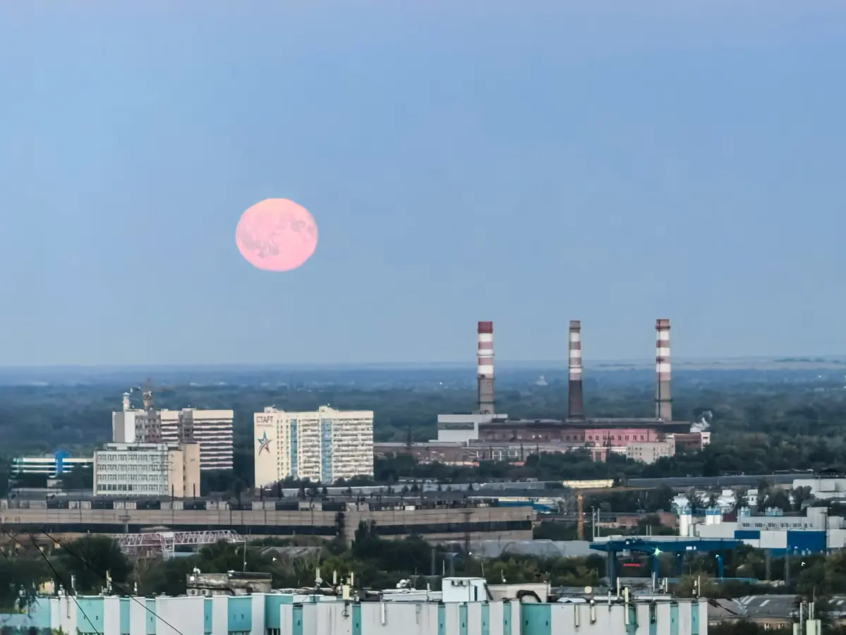 Полнолуние. “Осетровая” луна.
Снято на смартфон 📱 х10 zoom | Сетка — социальная сеть от hh.ru