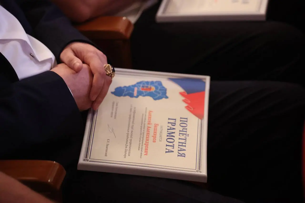 Праздник шахтёров на предприятиях ПМХ
Коллективы комбината «КМАруда» и участка «Коксовый» отметили День шахтёра. Коллеги получили ведомственные, региональные и корпоративные награды | Сетка — социальная сеть от hh.ru