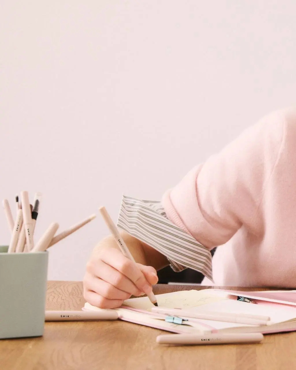 Съемка к 1 сентября от Shik
Съёмки формата back to school на старт, внимание, погнали!
Но здесь глаз задержался на приятном розовом оттенке | Сетка — социальная сеть от hh.ru