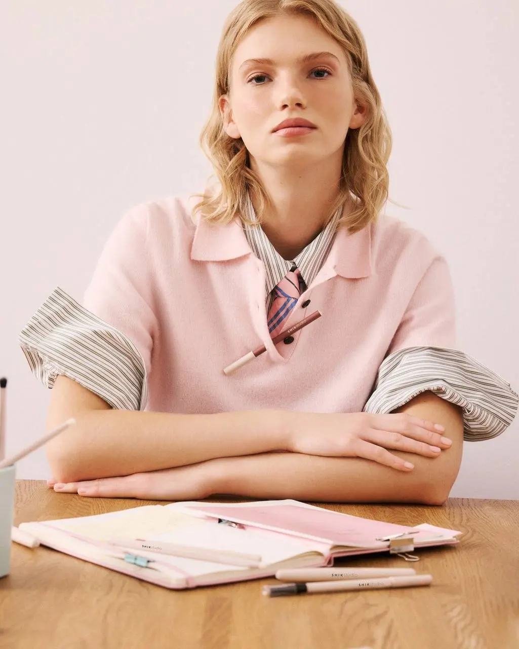 Съемка к 1 сентября от Shik
Съёмки формата back to school на старт, внимание, погнали!
Но здесь глаз задержался на приятном розовом оттенке | Сетка — социальная сеть от hh.ru