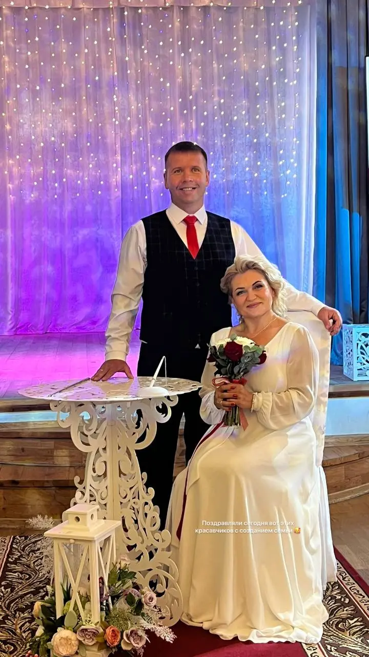 #ясегоднямолодец 68/108
Вчера был великолепный день 🥰
💃 договорилась с подружкой, заплела косу, накрасилась, надела секси-платье и отправилась на свадьбу к великолепной паре на фото
🎭 с кучей родствен... | Сетка — социальная сеть от hh.ru