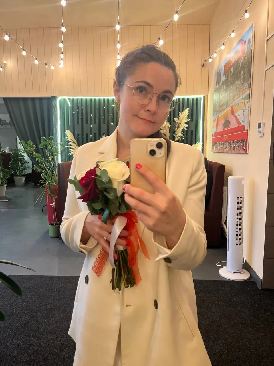 #ясегоднямолодец 68/108
Вчера был великолепный день 🥰
💃 договорилась с подружкой, заплела косу, накрасилась, надела секси-платье и отправилась на свадьбу к великолепной паре на фото
🎭 с кучей родствен... | Сетка — социальная сеть от hh.ru
