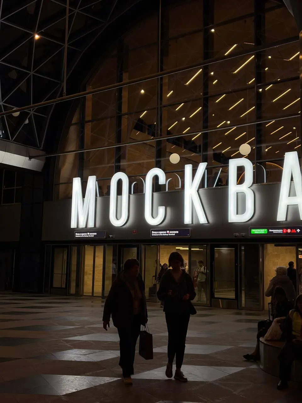 Удобно и красиво
Последние два дня мы в Москве: слушали Басту и Гуфа, а еще гуляли по центру, смотрели красивое, общались с любимками | Сетка — социальная сеть от hh.ru