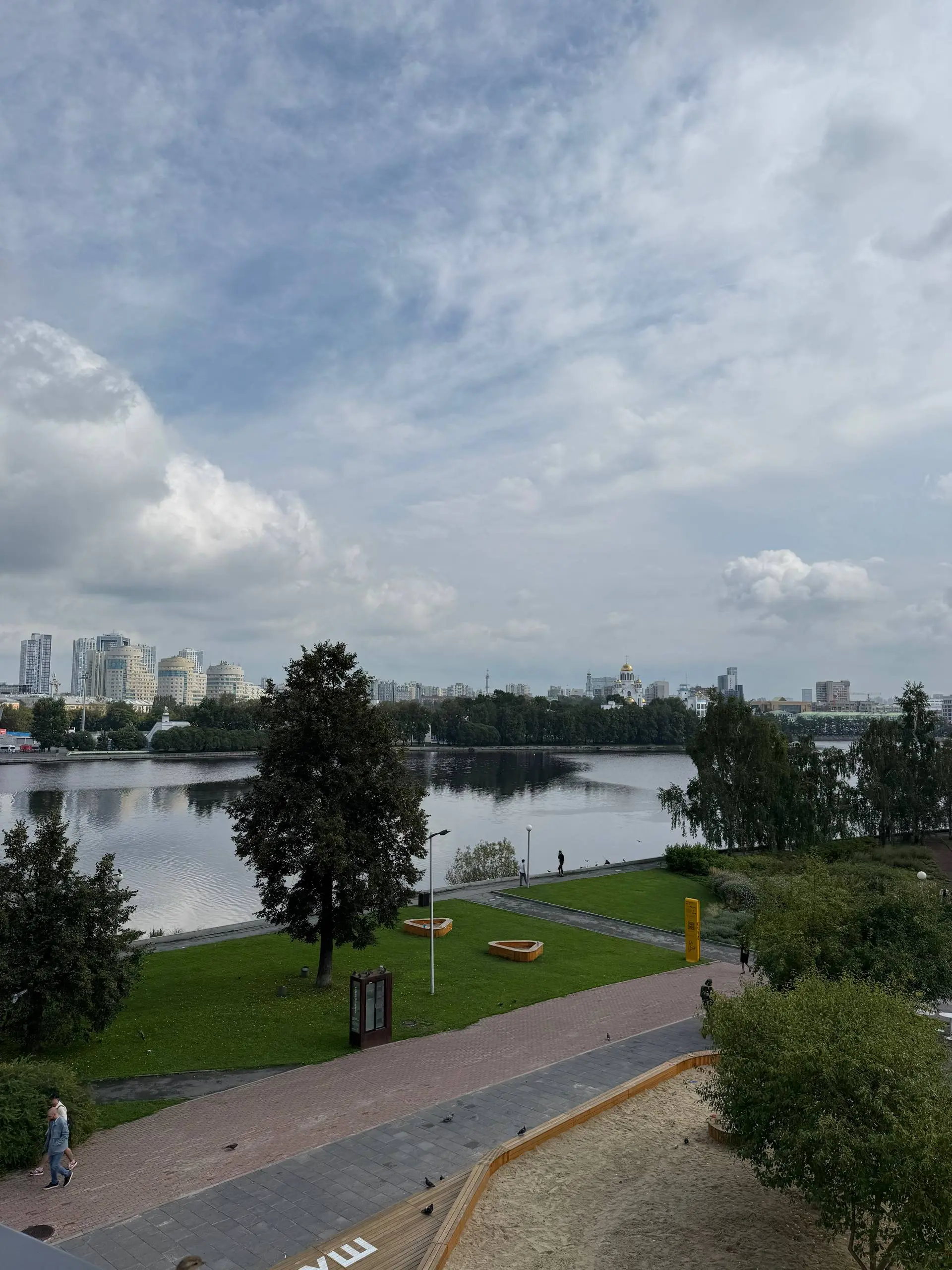 УРАл
С большим удовольствием провел четыре дня в Екатеринбурге. Погода позволила изучить город чуточку лучше, чем в прошлый раз — узнал много нового и еще больше полюбил Екат | Сетка — социальная сеть от hh.ru