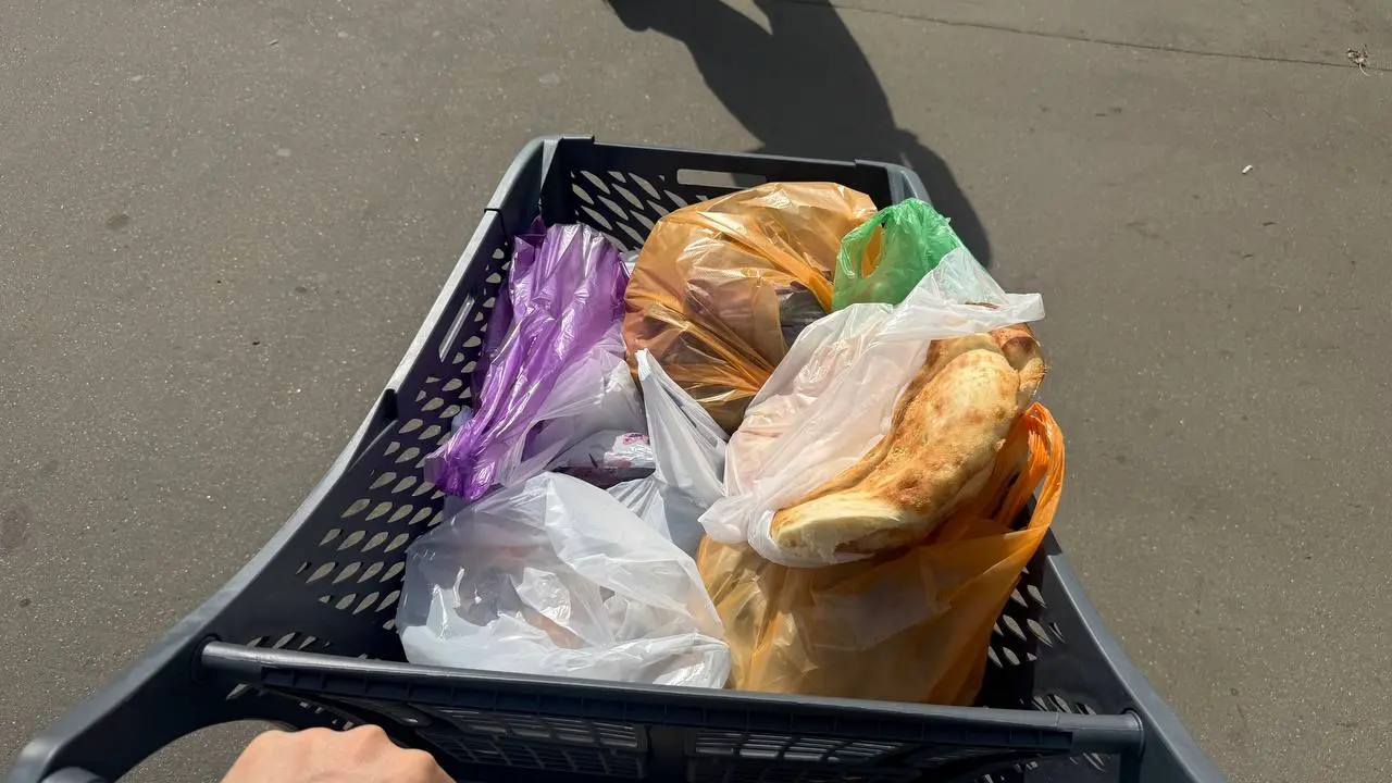 Сейчас поделюсь лайвхаком. Когда возвращаетесь с рынка и купили горячую лепёшку, чтобы она не вспотела её надо сожрать по пути домой. | Сетка — социальная сеть от hh.ru