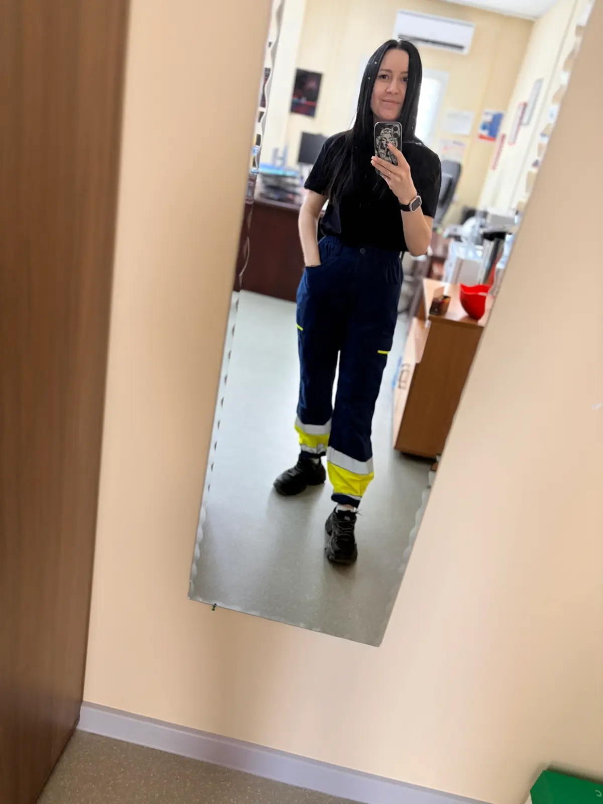 Привет 👋🏻
Хочу рассказать немного о себе 😊
Меня зовут Ирина, мне 34 года🙎🏻‍♀️
По образованию я железнодорожник 🚂 и вся моя деятельность связана с железной дорогой 🛤️
В компании NL я недавно | Сетка — социальная сеть от hh.ru