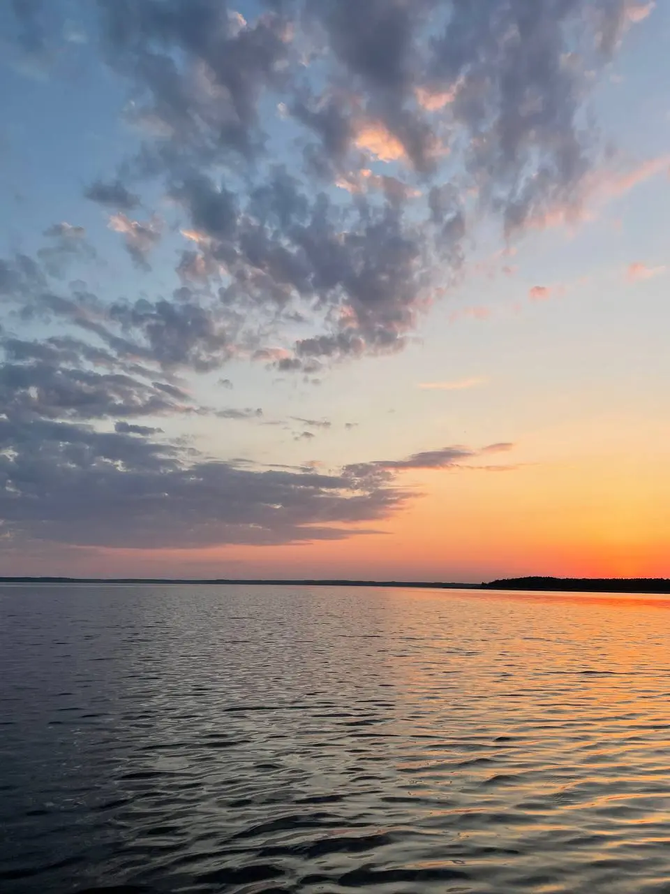 🌅 Август. Закаты. То самое настроение, когда лето шепчет: «Ещё чуть‑чуть…» 🌅
Август — это уже не бешеная жара и не бесконечный список «успеть до сентября» | Сетка — социальная сеть от hh.ru